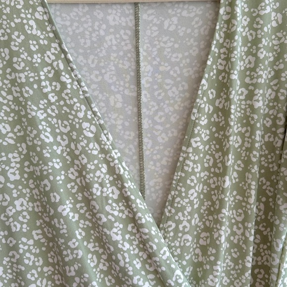 nine britton Green and White Animal Print Stretch Wrap Dress, Size Large - Picture 8 of 16